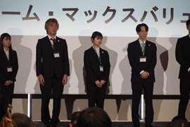 「チーム・マックスバリュ」の成果発表を終えた<br>桑原結子さん（中央）