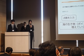 「チーム・LIXIL」の成果発表を行う<br>土井瑞希さん（右）