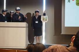 「チーム・シャチハタ」の成果発表を行う<br>小祝彩愛さん（中央）