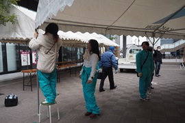 フェスタ準備中の大鹿研の学生