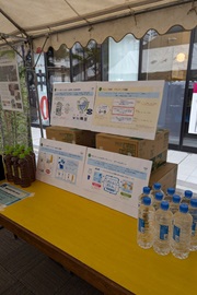 アサヒ飲料(株)による環境配慮飲料の展示