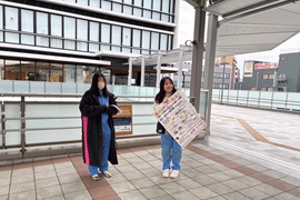 駅前通路での集客中の学生