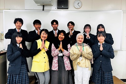 教育実習後インドネシア式の感謝のポーズで記念撮影