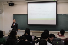 大学生気分で講義に耳を傾けます。<br>（道徳教育の理論と方法）