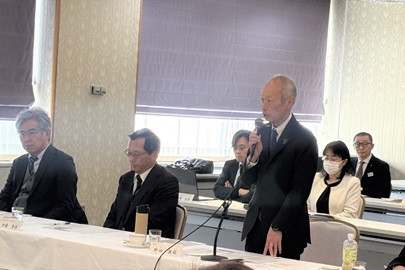 あいさつする野田敦敬学長