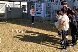 どのピンを狙おうかな...（モルック体験）