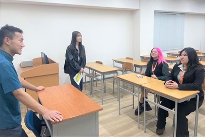 （図書館模擬授業ルーム見学の様子）