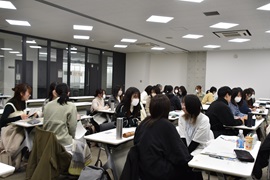 グループワークする参加者