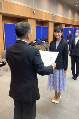 感謝状を授与される岩田さん