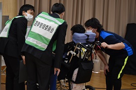 代理投票で模擬投票を行う様子