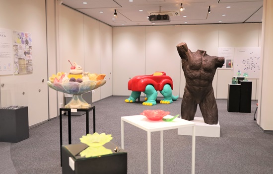 ユニークで迫力ある作品が展示されています