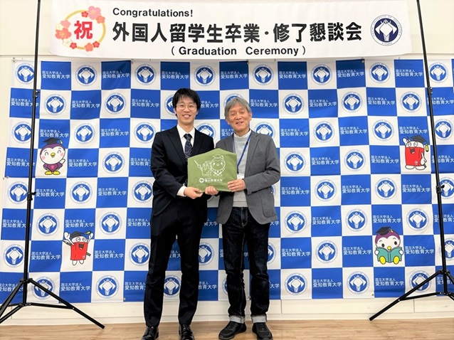 北野浩章国際交流副センター長による　記念品贈呈