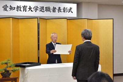 野田敦敬学長から感謝状を手渡す様子