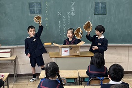 うれしそうにグローブを見せる附属名古屋小学校の児童