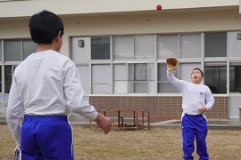 キャッチボールをする附属特別支援学校の子ども達