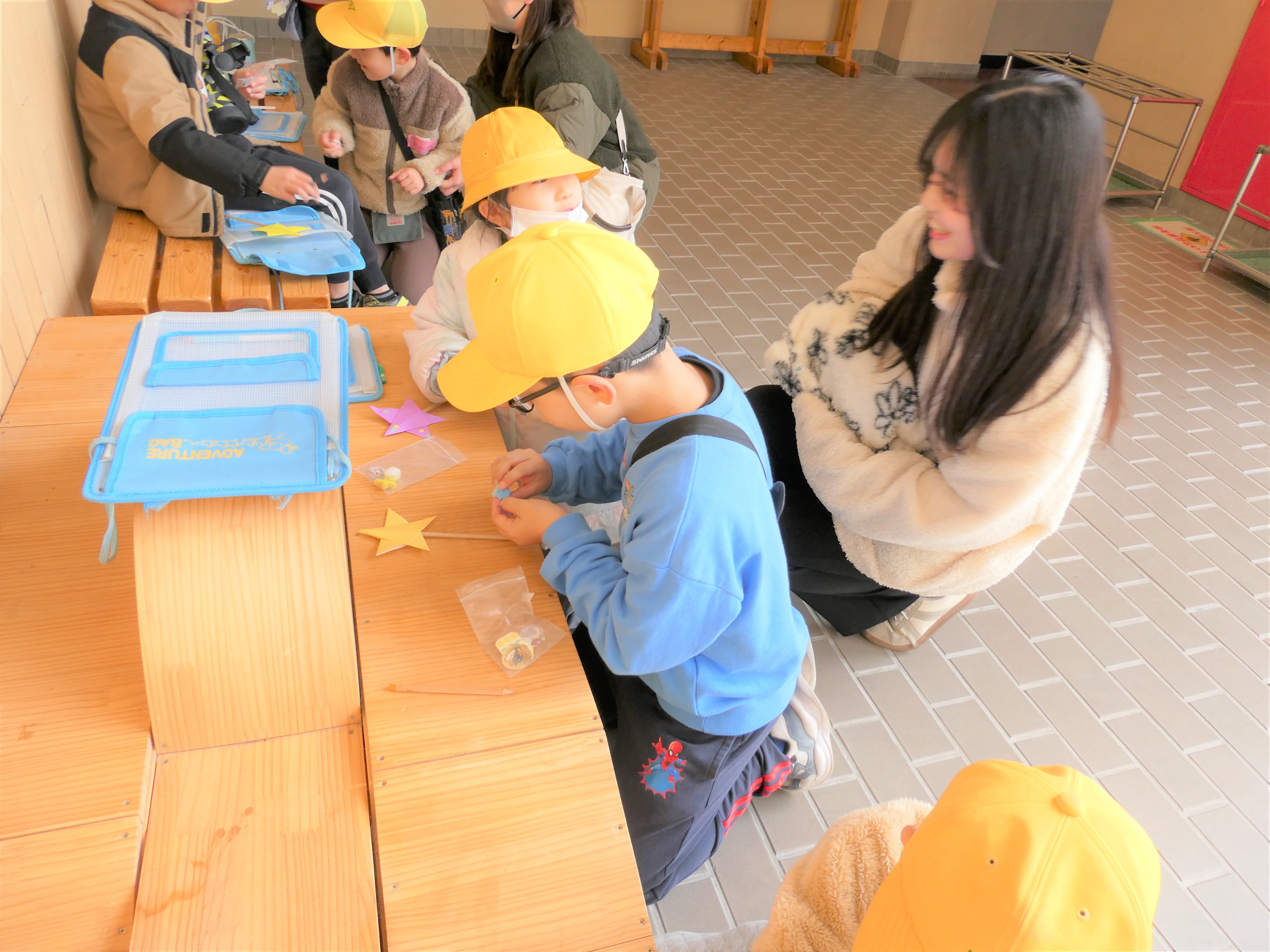 シールで杖をデコデコ。