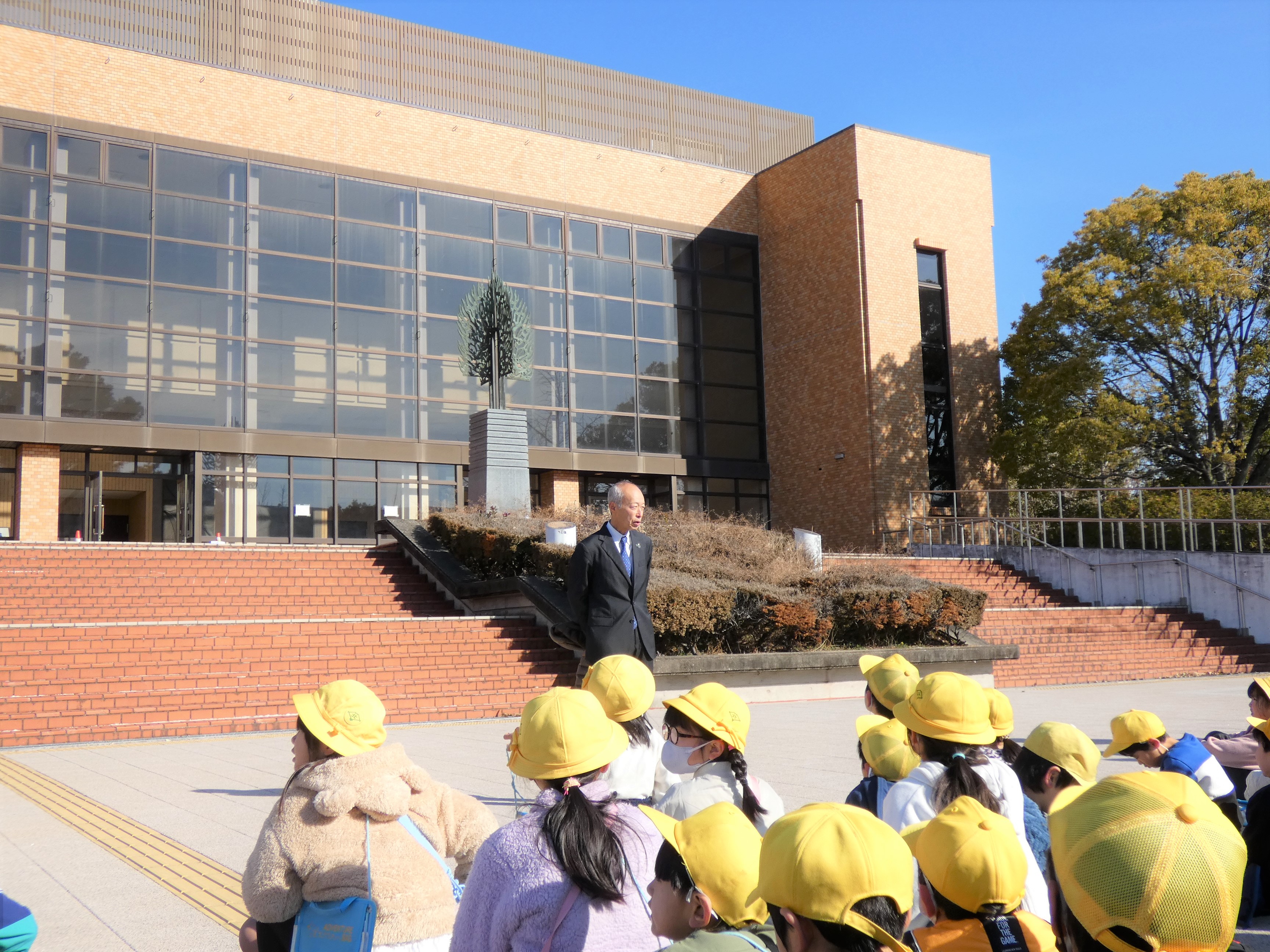野田敦敬学長から「たくさん探検してね！」