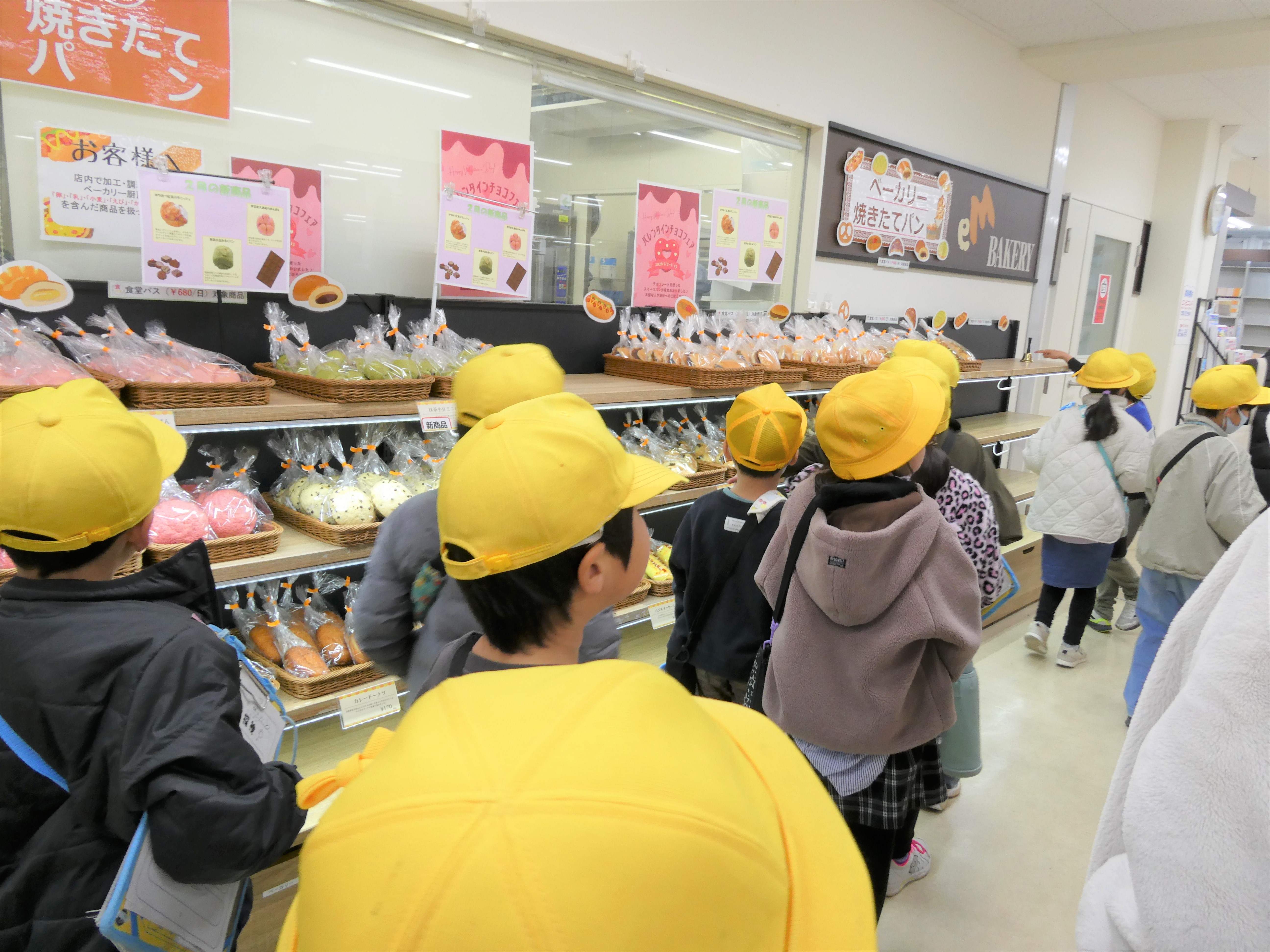 大学のお店のパンおいしそう！！！