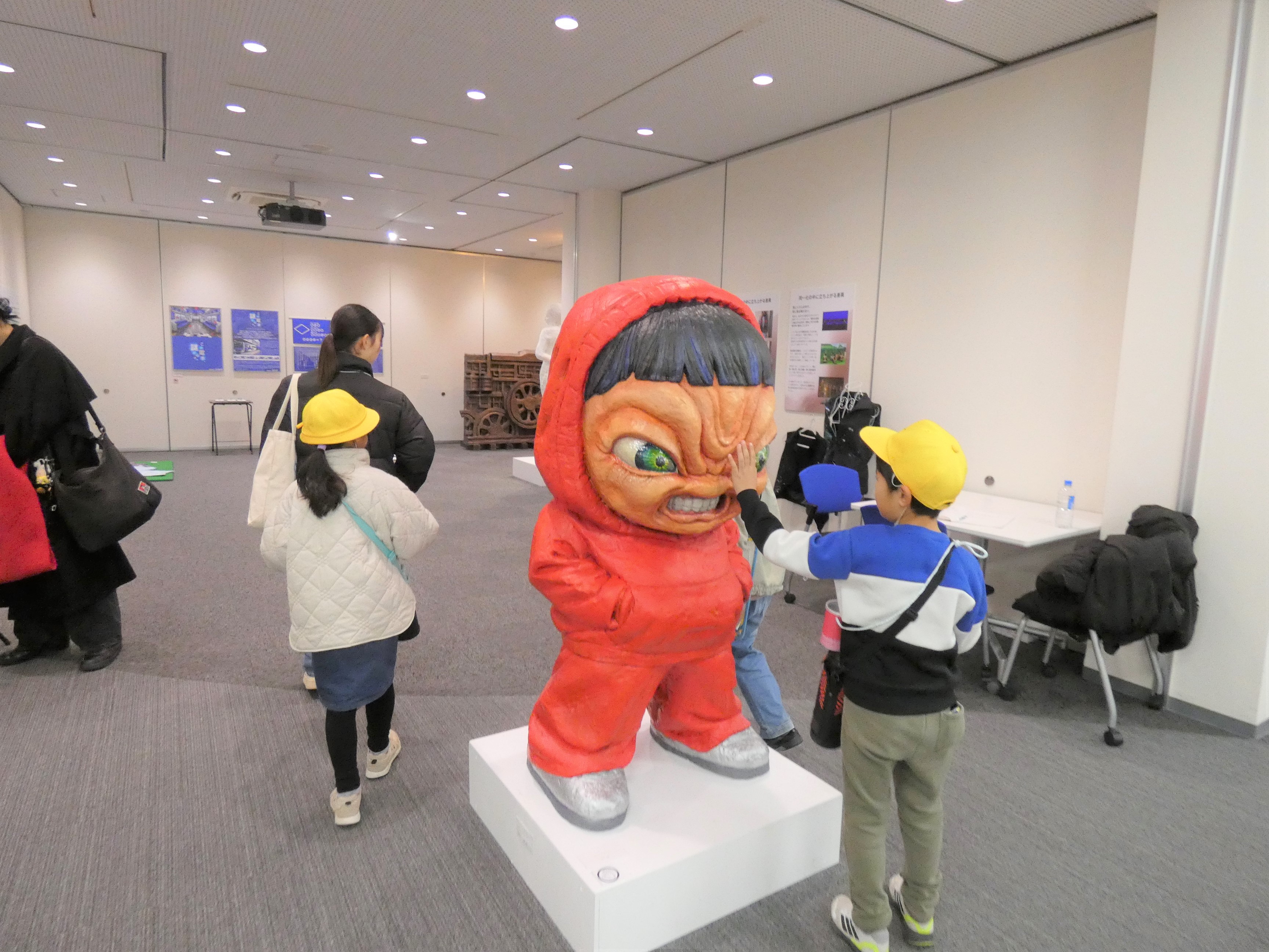 図書館にふしぎなものが...ふむふむ。