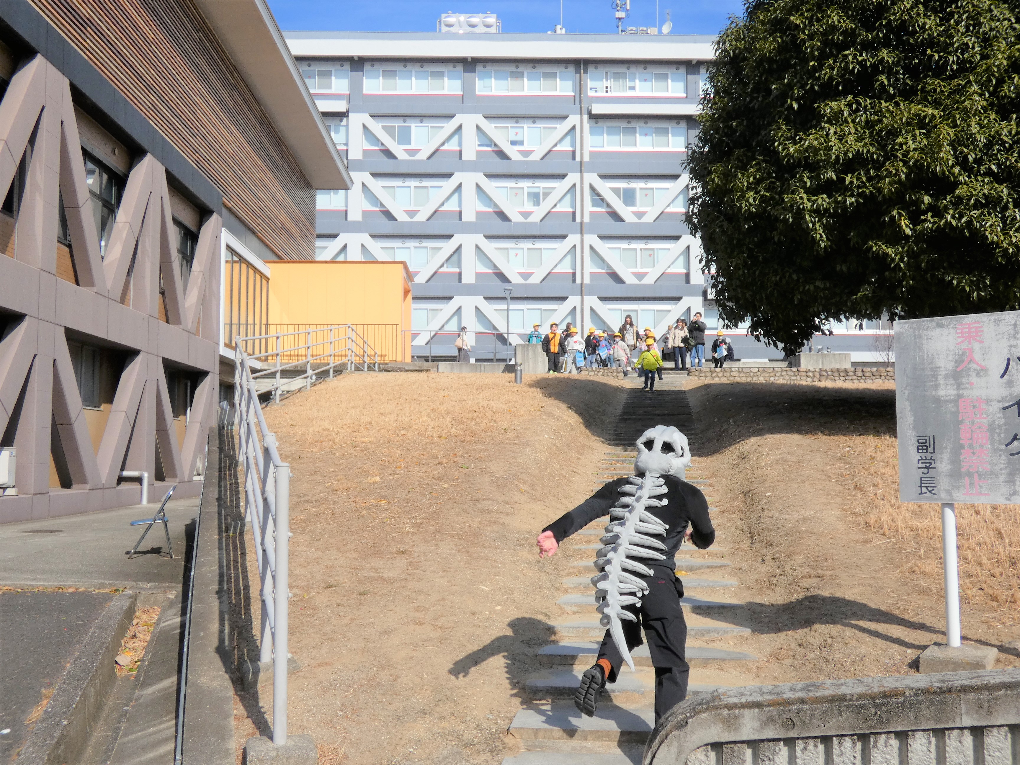 怪獣ニシノ―ンだ！！逃げろ！