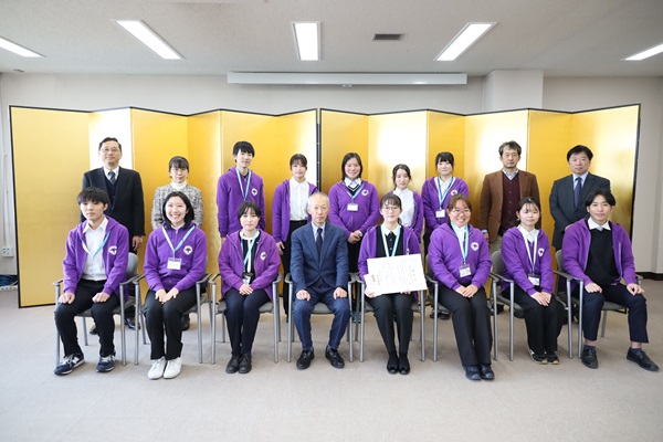 記念撮影（前列左から4番目　野田敦敬学長、ほか「てくてく」のメンバ一同
後列右から石川恭副学長、障害学生支援室長　児玉康一先生、障害学生支援コーディネーター水越壽代さん、後列左から伊藤貴啓理事、國府華子副学長、ほか「てくてく」のメンバー一同

