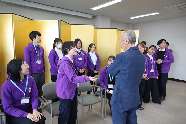 当日の様子について野田学長と懇談中