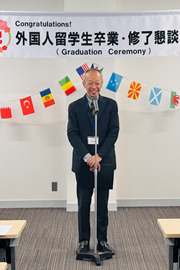 笑顔で祝辞を贈る野田敦敬学長