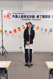 あいさつをする留学生代表ロングロングさん