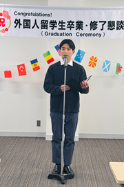あいさつをする日本人学生代表
樫尾佳諭さん
