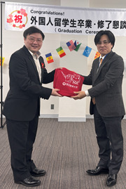 小塚副学長・国際交流センター長による
記念品の贈呈
