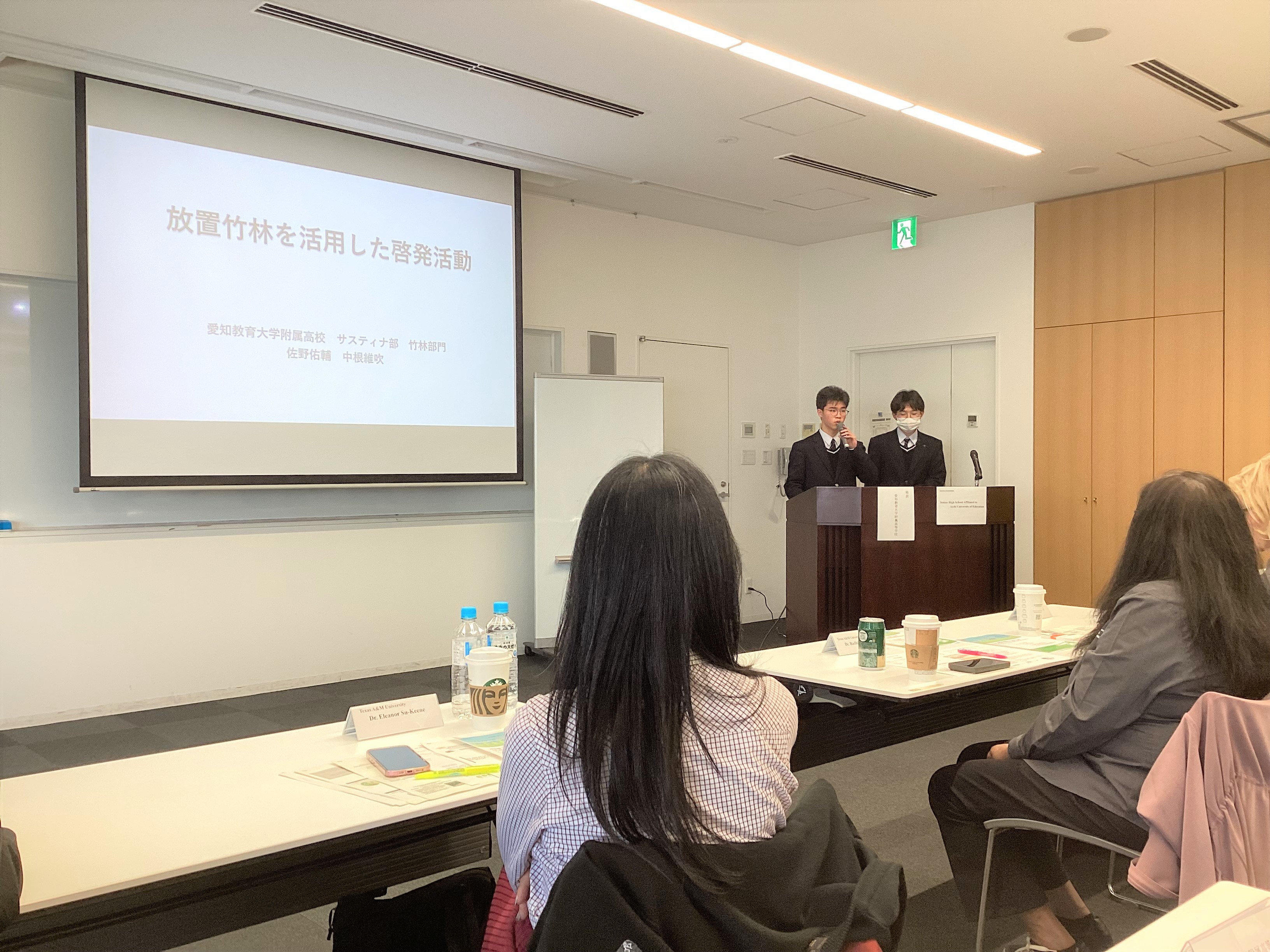 発表を行う附属高校生