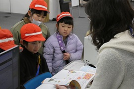 大学の図書館にはいろんな本があるんだねえ。