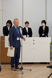 開会あいさつをする野田敦敬学長と運営の学生たち