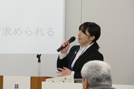 冒頭、趣旨説明および問題提起を行う様子