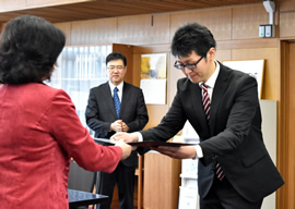 学生への贈呈の様子