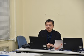 コメントを述べる大村惠特別教授