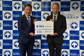 Sky㈱寺下和典氏と野田敦敬学長との写真撮影