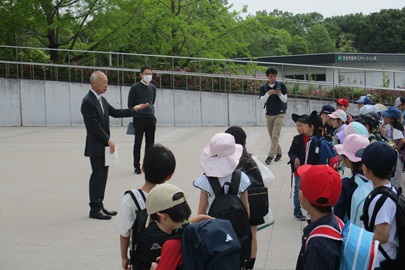 大きな声で野田敦敬学長にごあいさつするよ!