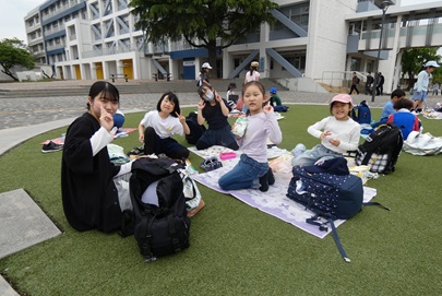 お姉さんと外でお弁当、おいしー!