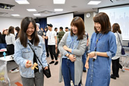 日本文化体験として，けん玉にトライする学生たち