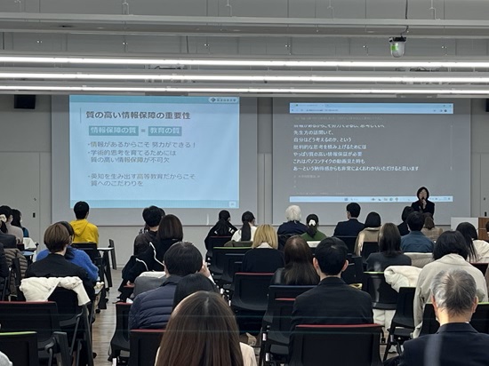 講演の様子(左：白澤先生のスライドショー、右：情報保障画面)