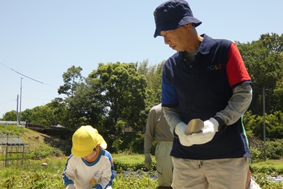 園児たちを見守る野田敦敬学長