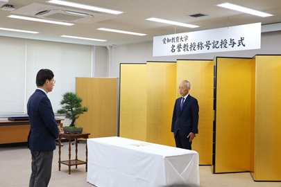 謝辞を述べる中西宏文名誉教授