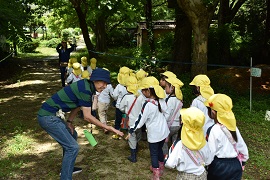 帰りには野田敦敬学長とハイタッチ