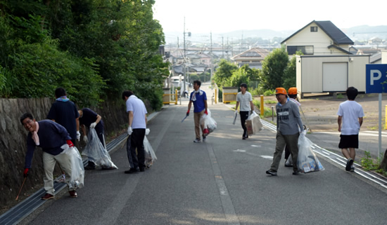 ごみ拾いをする職員