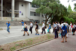 キャンパスツアーに参加する高校生たち