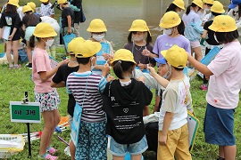 川の水を調べます