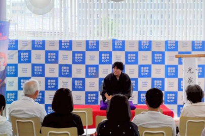 光家隼が落語をしている様子