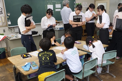 授業を見学する本学教職大学院生