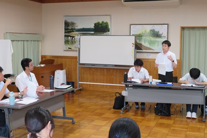 質問する本学教職大学院生2